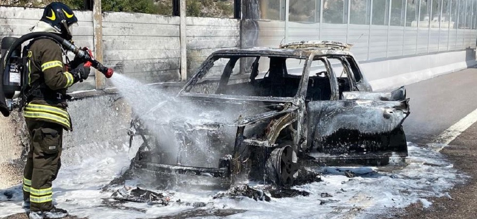 Fiamme dal cofano mentre sono in autostrada: paura per una famiglia che riesce ad accostare appena in tempo